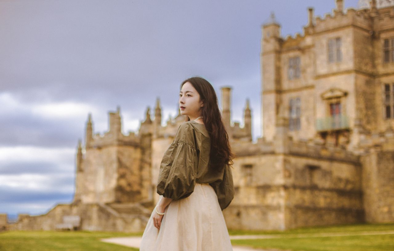 鳄鱼用尼罗河水清洗每一片金色的鳞甲！