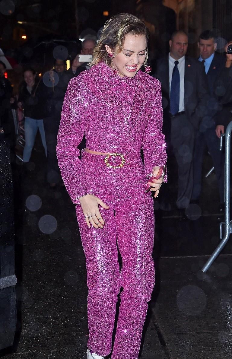 霉霉两抹亮色就能惊艳格莱美,而你还穿黑白灰?