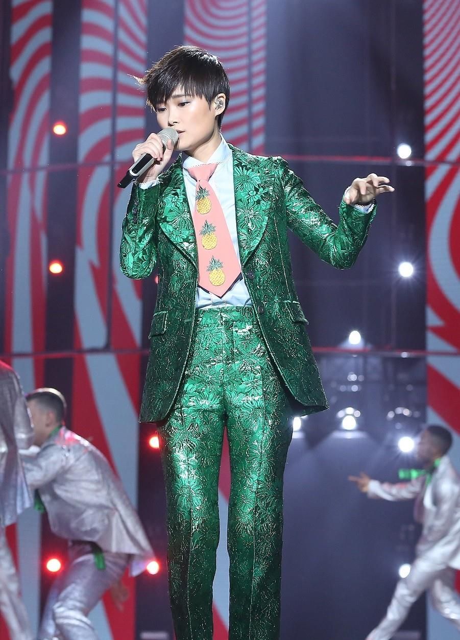 霉霉两抹亮色就能惊艳格莱美,而你还穿黑白灰?