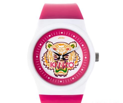 霉霉两抹亮色就能惊艳格莱美,而你还穿黑白灰?