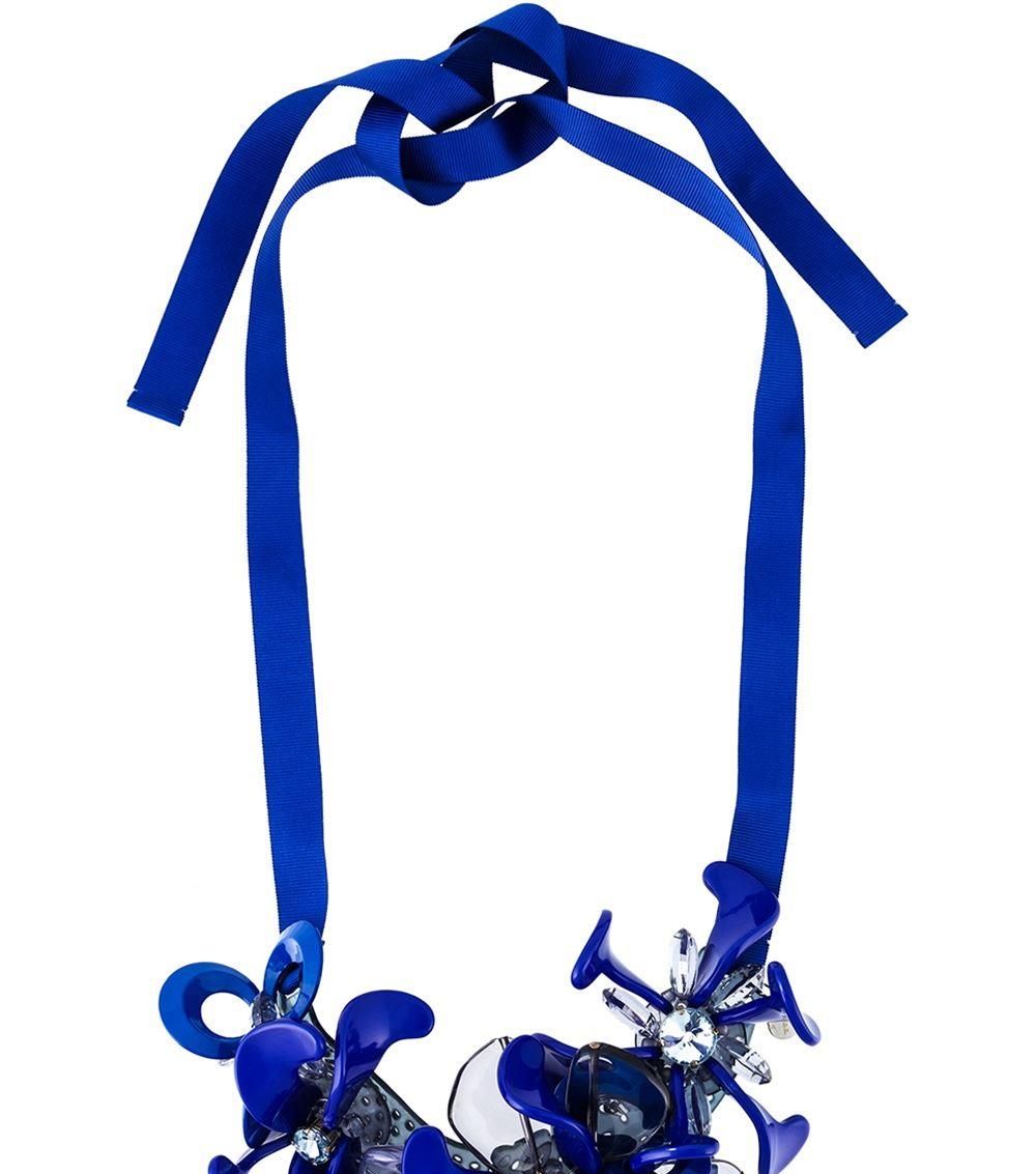 霉霉两抹亮色就能惊艳格莱美,而你还穿黑白灰?