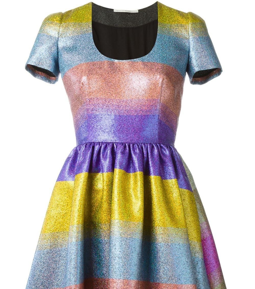 霉霉两抹亮色就能惊艳格莱美,而你还穿黑白灰?