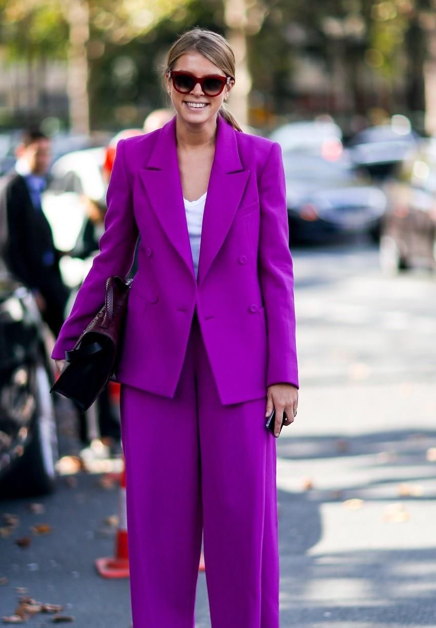 霉霉两抹亮色就能惊艳格莱美,而你还穿黑白灰?