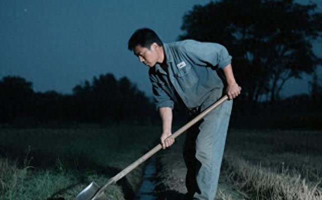 在迪拜当保安，我顺手挖了水沟，没想到隔天整个富人区的人都来了