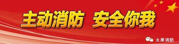 男孩脚卡旋转门 消防员及时解救