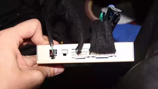 导航、泊车、防盗都有，不得不装的360全景行车记录仪安装教程