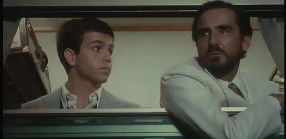 靠「抄袭」,他又赢麻了