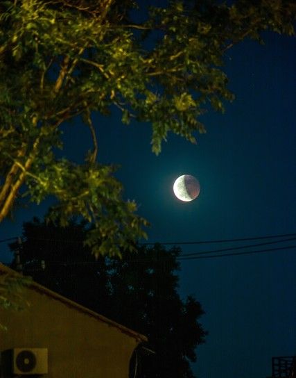 今夜天空上演宇宙级浪漫!2025年最美“红月亮”直播中