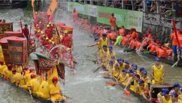 佛山上演最刺激“龙舟漂移” A visual feast of dragon boat in Foshan