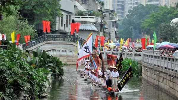 佛山上演最刺激“龙舟漂移” A visual feast of dragon boat in Foshan