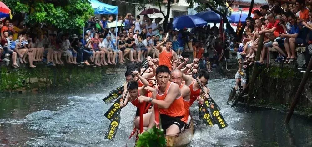 佛山上演最刺激“龙舟漂移” A visual feast of dragon boat in Foshan