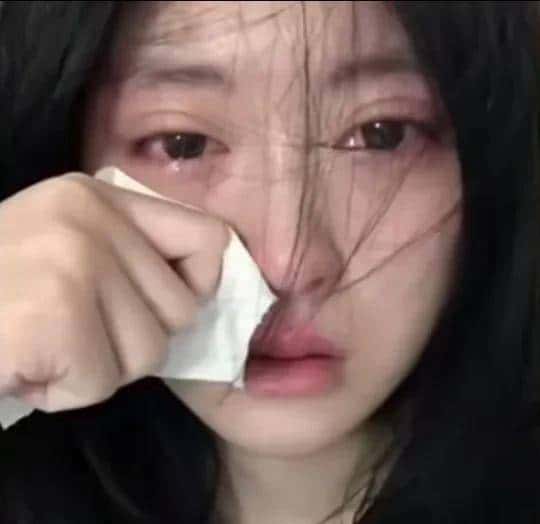 女孩哭泣照片太好看被黄色网站频繁盗用，维权两年无果欲哭无泪