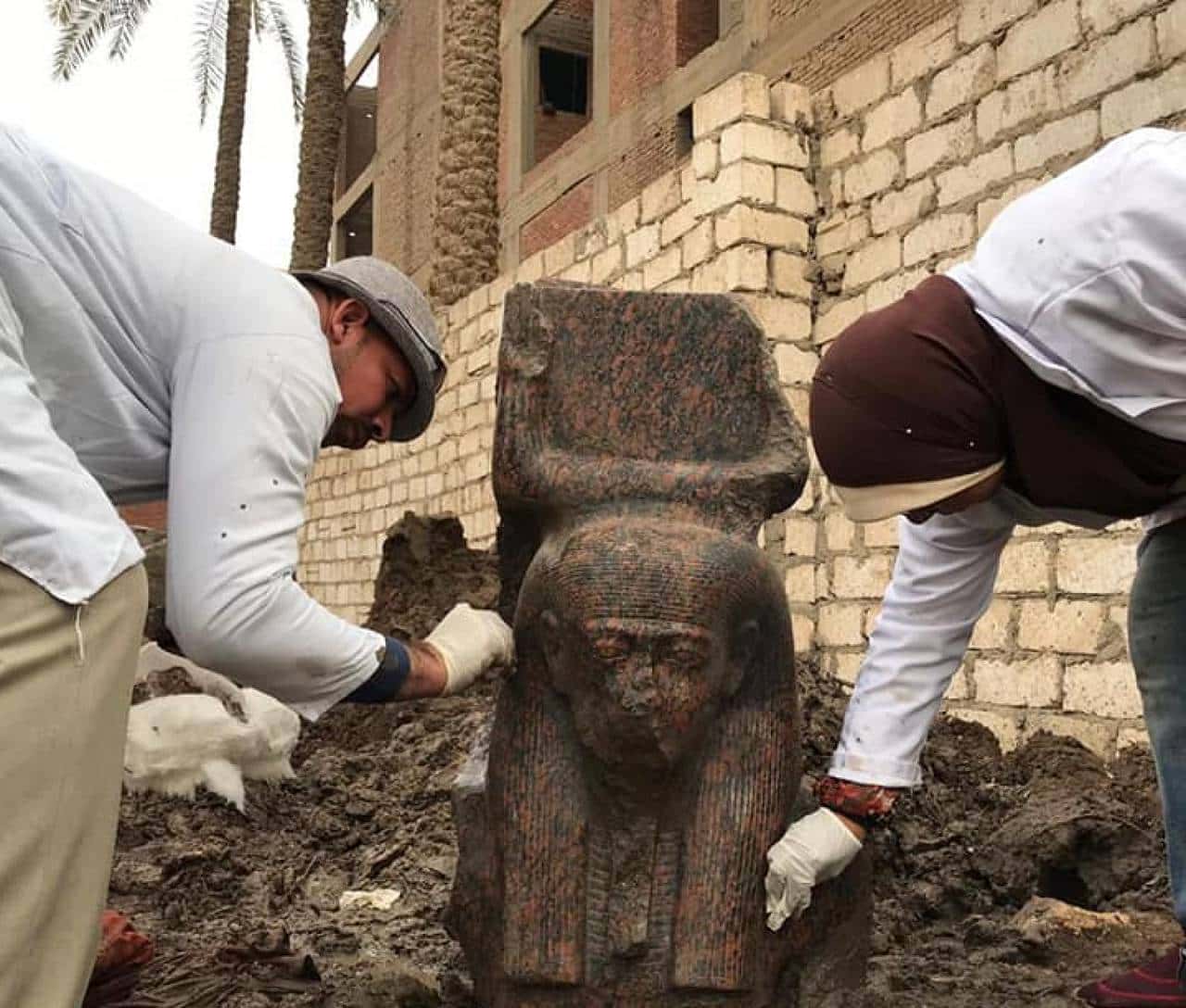 埃及男子在自家后院挖出法老雕像,警察:因擅自挖掘,他被逮捕