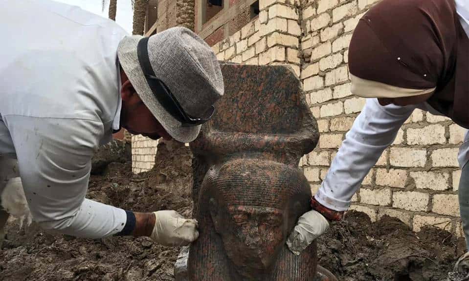 埃及男子在自家后院挖出法老雕像,警察:因擅自挖掘,他被逮捕