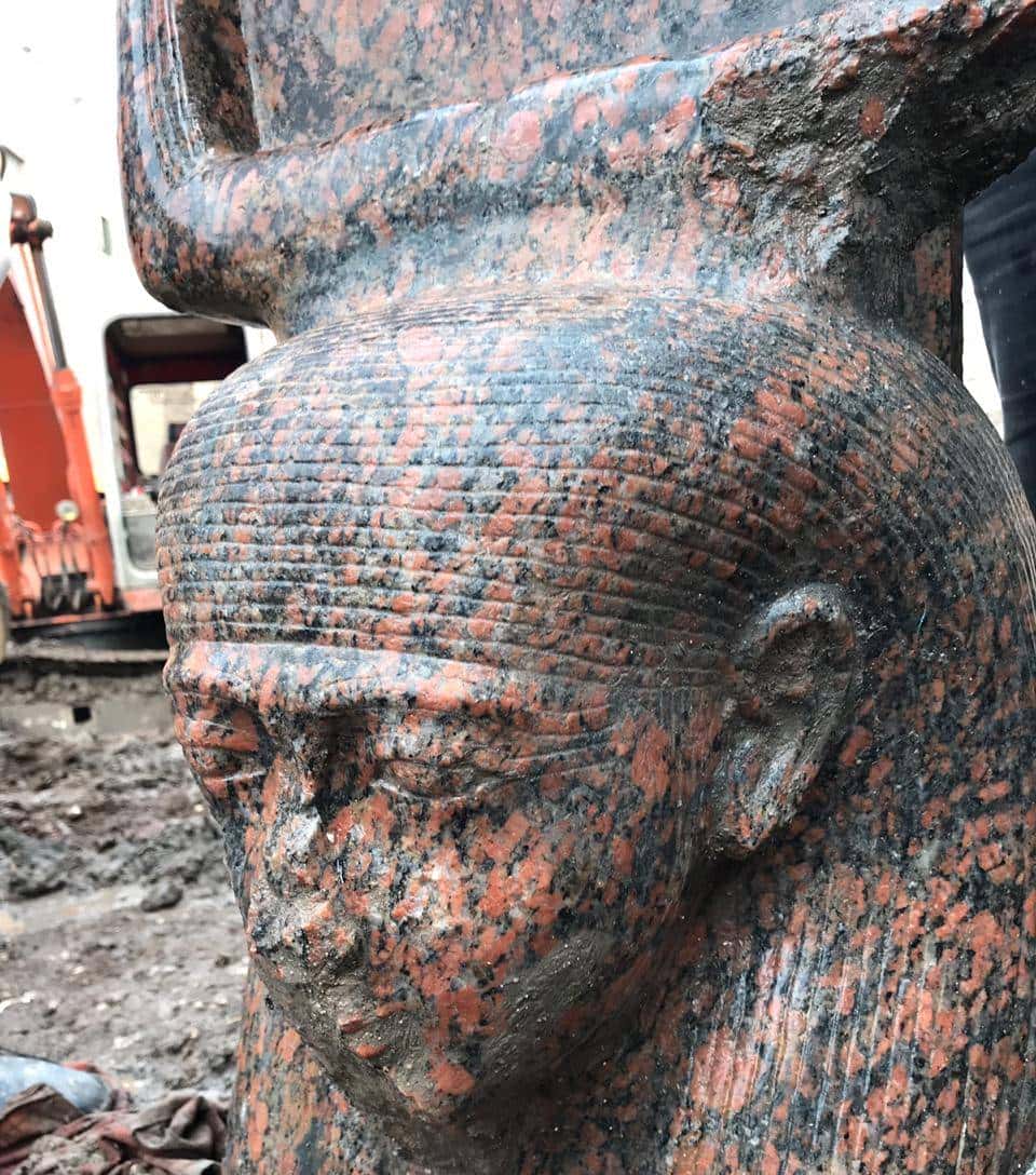 埃及男子在自家后院挖出法老雕像,警察:因擅自挖掘,他被逮捕