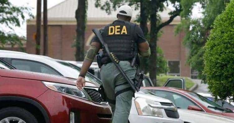 一手炮制世界三大毒窝，美国中情局才是史上最强毒枭