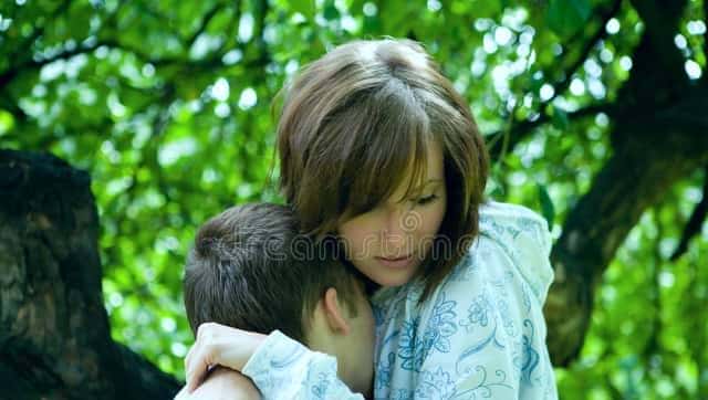 嫂子从城里回来,给我带了件新衬衫,她说:让我看看合不合身