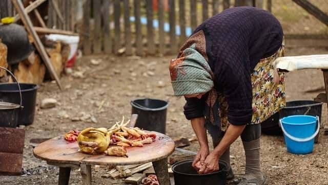 72年修水库，一个成分不好的女人为了给我送饭，摔伤了脚