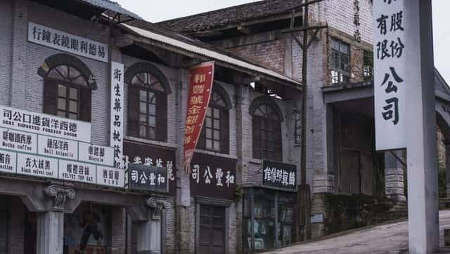 嫂子从城里回来,给我带了件新衬衫,她说:让我看看合不合身