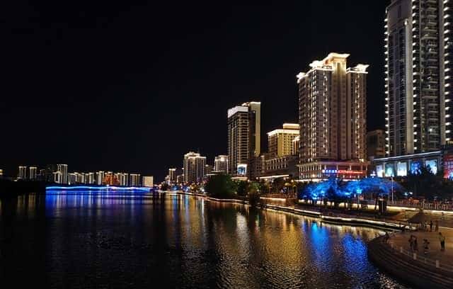 嫂子从城里回来,给我带了件新衬衫,她说:让我看看合不合身