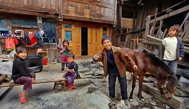 嫂子从城里回来,给我带了件新衬衫,她说:让我看看合不合身