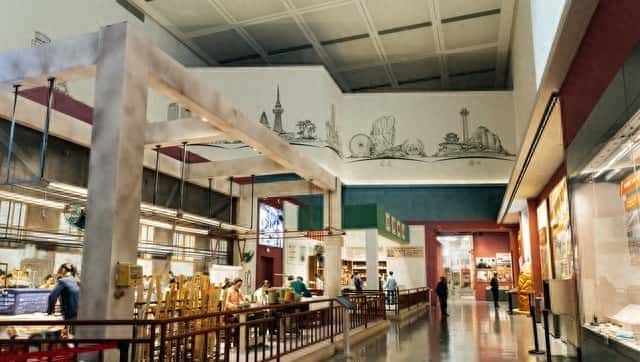 嫂子从城里回来，给我带了件新衬衫，她说：让我看看合不合身