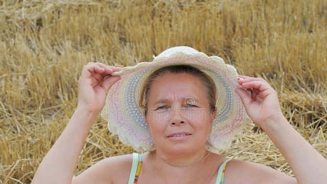 嫂子从城里回来,给我带了件新衬衫,她说:让我看看合不合身