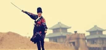 小说：老色批对女子伸出咸猪手，被女子一脚踢飞，疼得在地上打滚