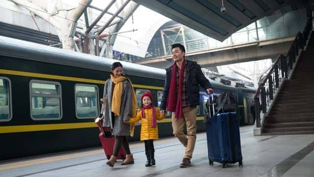 嫂子从城里回来,给我带了件新衬衫,她说:让我看看合不合身