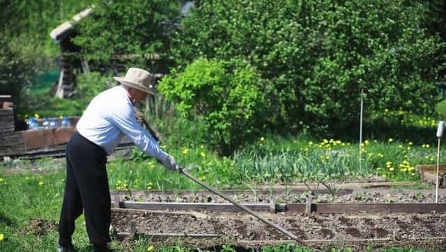 72年修水库，一个成分不好的女人为了给我送饭，摔伤了脚
