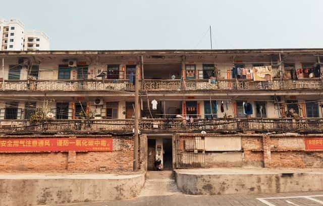 嫂子从城里回来,给我带了件新衬衫,她说:让我看看合不合身