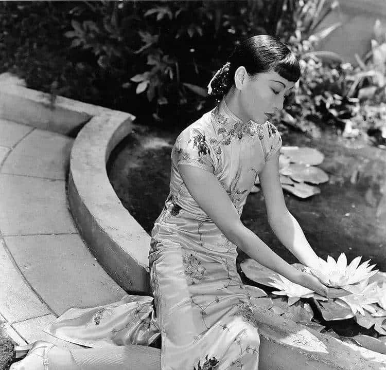 被全中国封杀、唾骂，她脱的衣服，今天终于穿回去了…