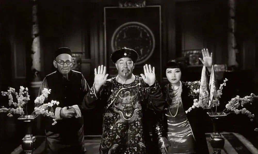 被全中国封杀、唾骂，她脱的衣服，今天终于穿回去了…