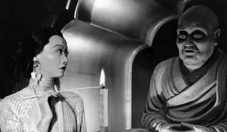 被全中国封杀、唾骂，她脱的衣服，今天终于穿回去了…