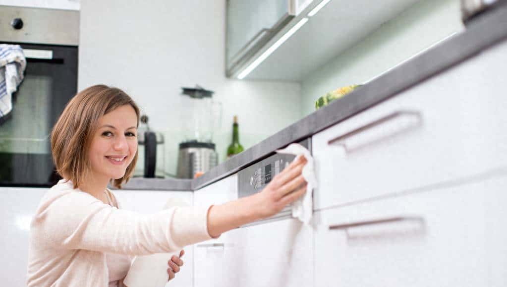 扫地、擦地、擦桌子，英语都怎么说？做家务也能轻松记英语