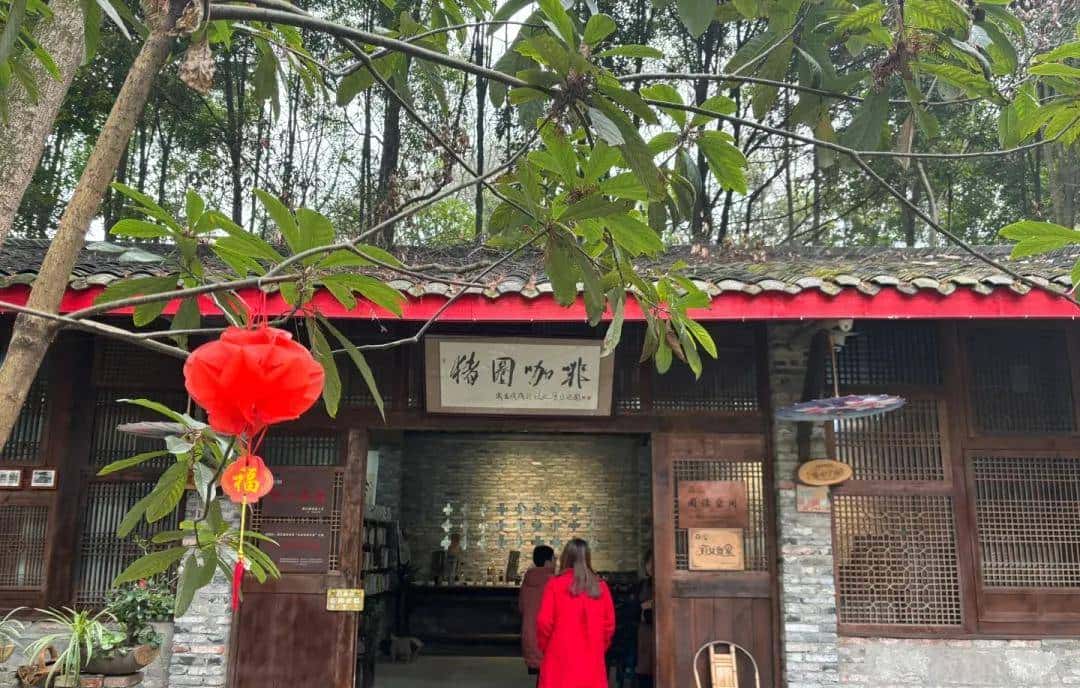 把咖啡馆开在“猪圈”,生意还越来越好,怎么回事?