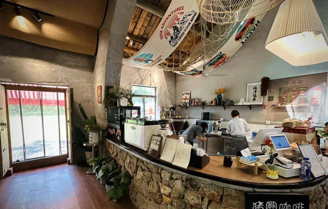 把咖啡馆开在“猪圈”,生意还越来越好,怎么回事?
