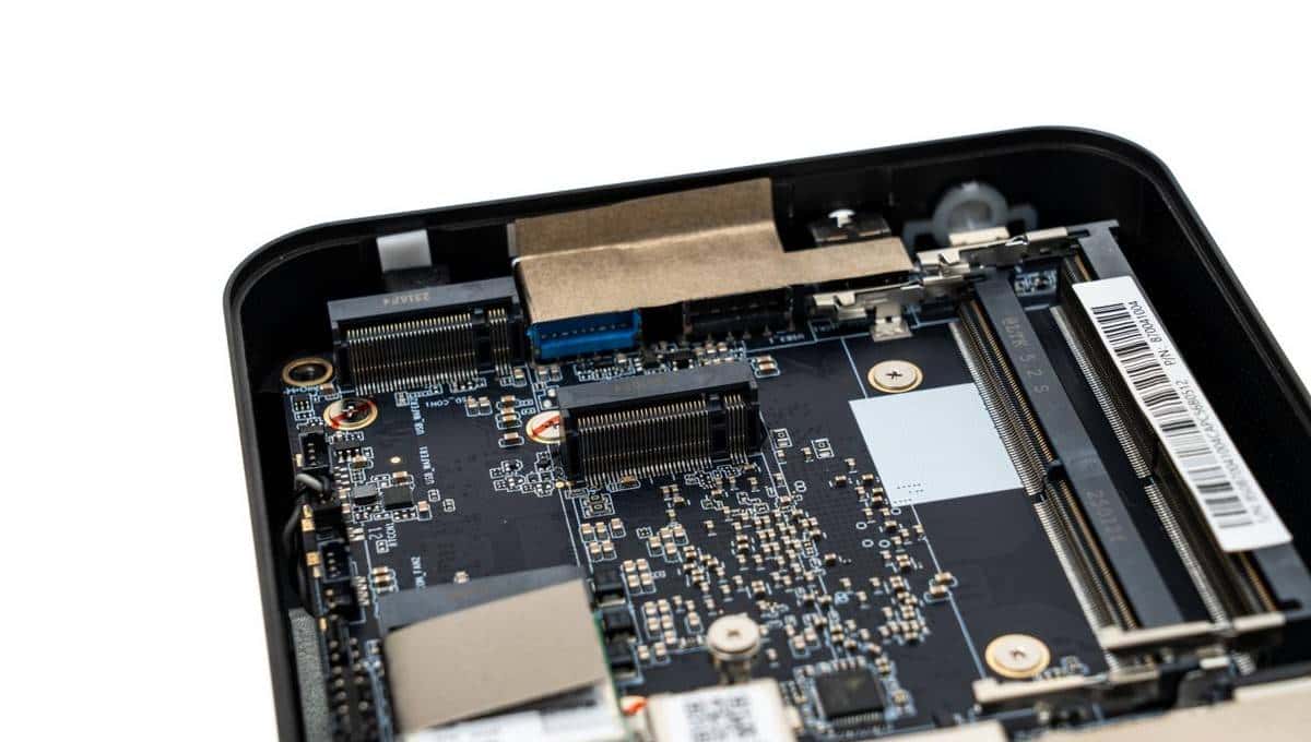 你怎么穿着品如的衣服？ 联想百应NUC13 锐龙版 迷你主机开箱