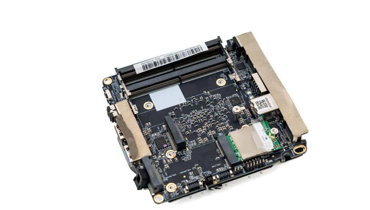 你怎么穿着品如的衣服？ 联想百应NUC13 锐龙版 迷你主机开箱