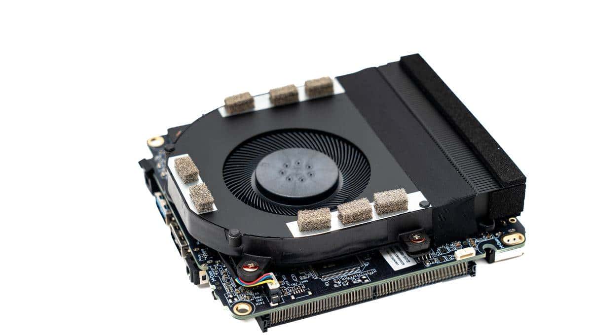 你怎么穿着品如的衣服？ 联想百应NUC13 锐龙版 迷你主机开箱