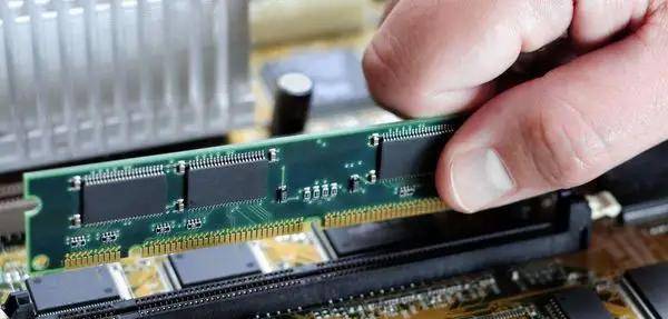 电脑蓝屏的代码是什么含义？电脑蓝屏是什么原因导致的