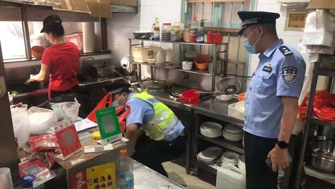 【夏季治安打击整治“百日行动”】福建福州公安持续开展夏夜治安巡查宣防聚焦统一行动