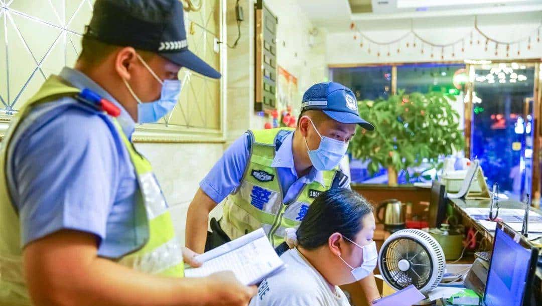 【夏季治安打击整治“百日行动”】福建福州公安持续开展夏夜治安巡查宣防聚焦统一行动