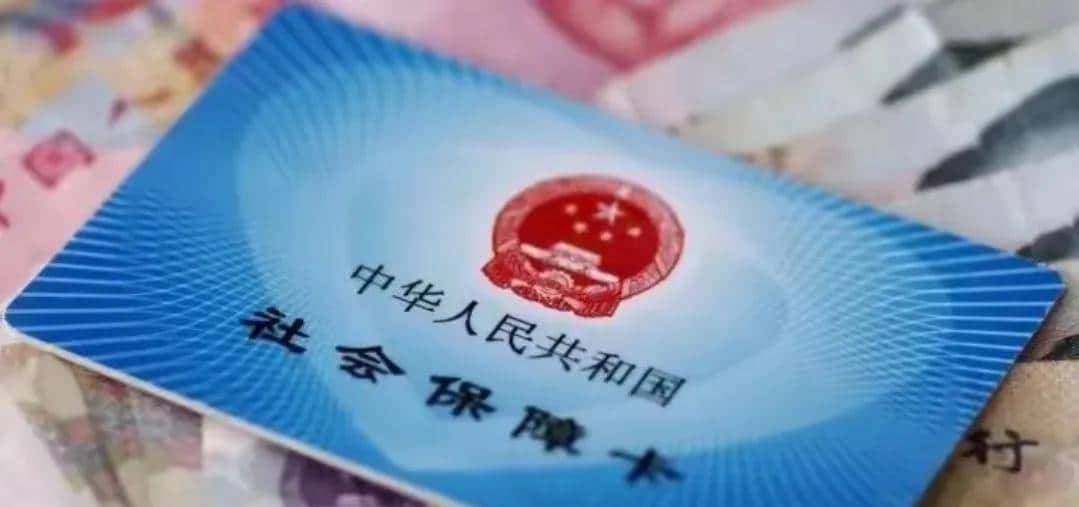 不用跑社保局！微信8步查社保卡余额+明细，老人也会做