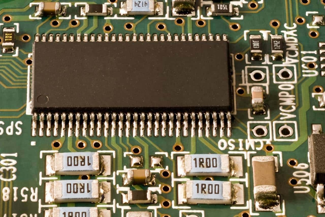 电子电路能量存储与信号滤波核心:什么是电容与测试系统的桥梁？