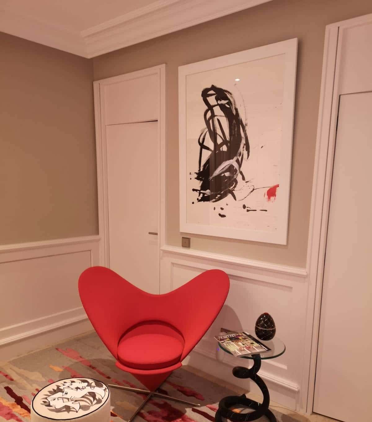 南非有一头叫猪卡索的猪，画了一幅画，卖了近17万人民币