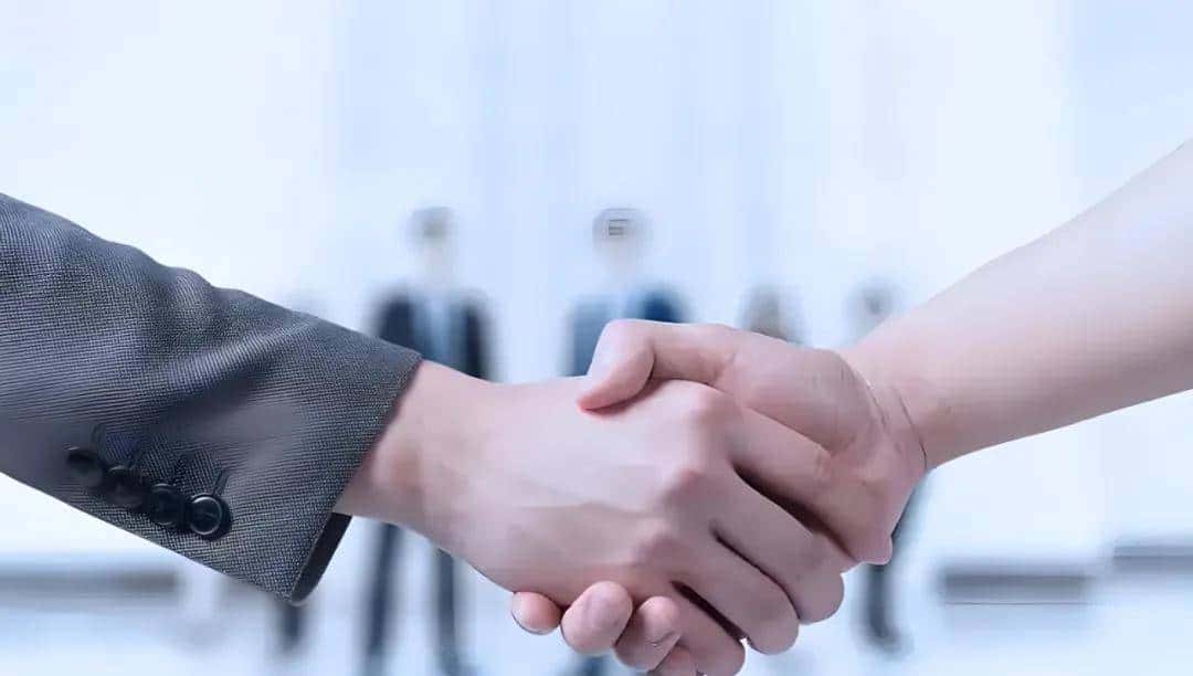 “你手机在振” 英文怎么说？千万别说 Your phone is shaking！