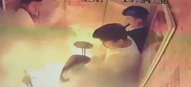 在高层民用建筑公共区域内电动自行车停放、充电有哪些危害？对这类违规行为是如何规定的？