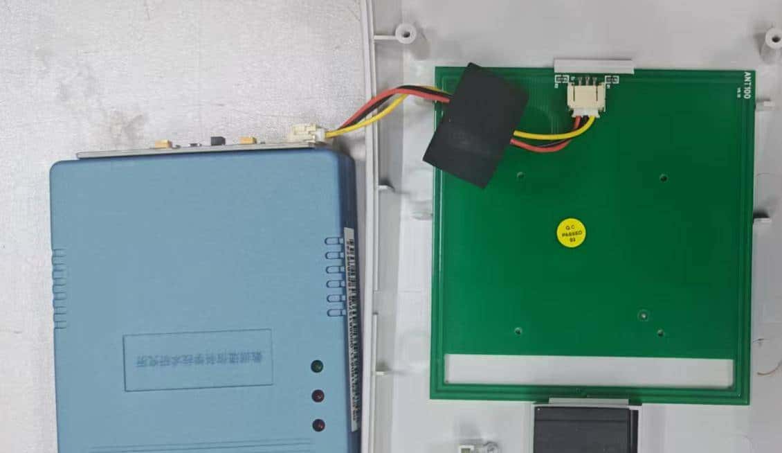 这个天线电路板是强力胶粘贴?太难拆了!拆解“身份证阅读器”