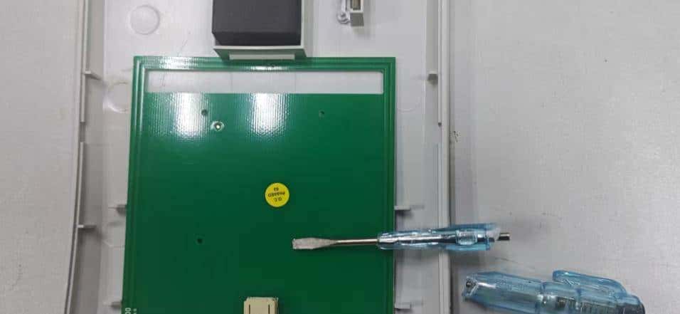 这个天线电路板是强力胶粘贴?太难拆了!拆解“身份证阅读器”